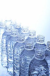 简单配备救幼鸟知更鸟穿雪鞋成功矫正